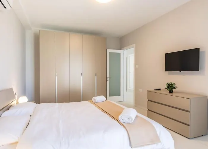 Exquisite Modern Luxury In Malta - Walking Distance To The Restaurants & Night Life 아파트 *