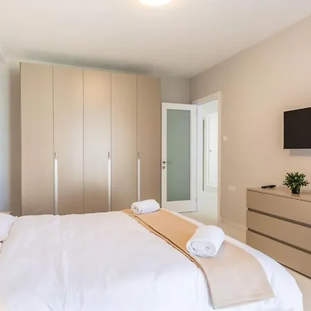 Exquisite Modern Luxury In Malta - Walking Distance To The Restaurants & Night Life Apartment *